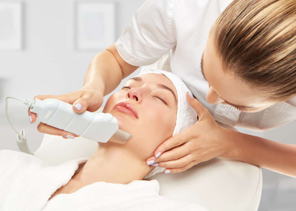 Doctora realizando un tratamiento estético facial