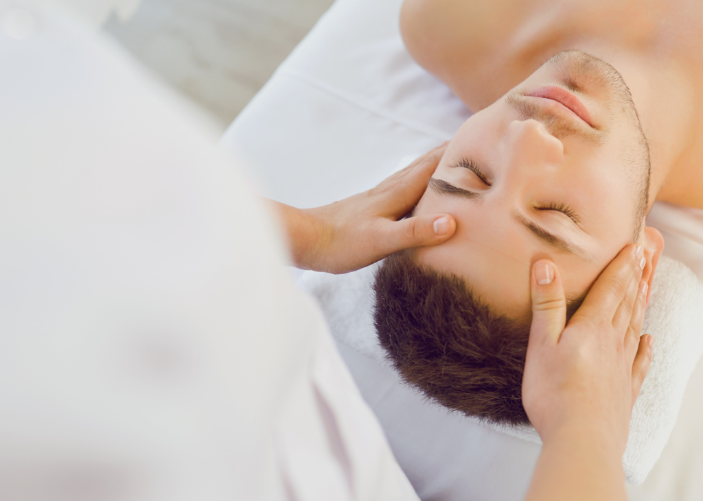 Doctora realizando un tratamiento para la rehabilitación facial